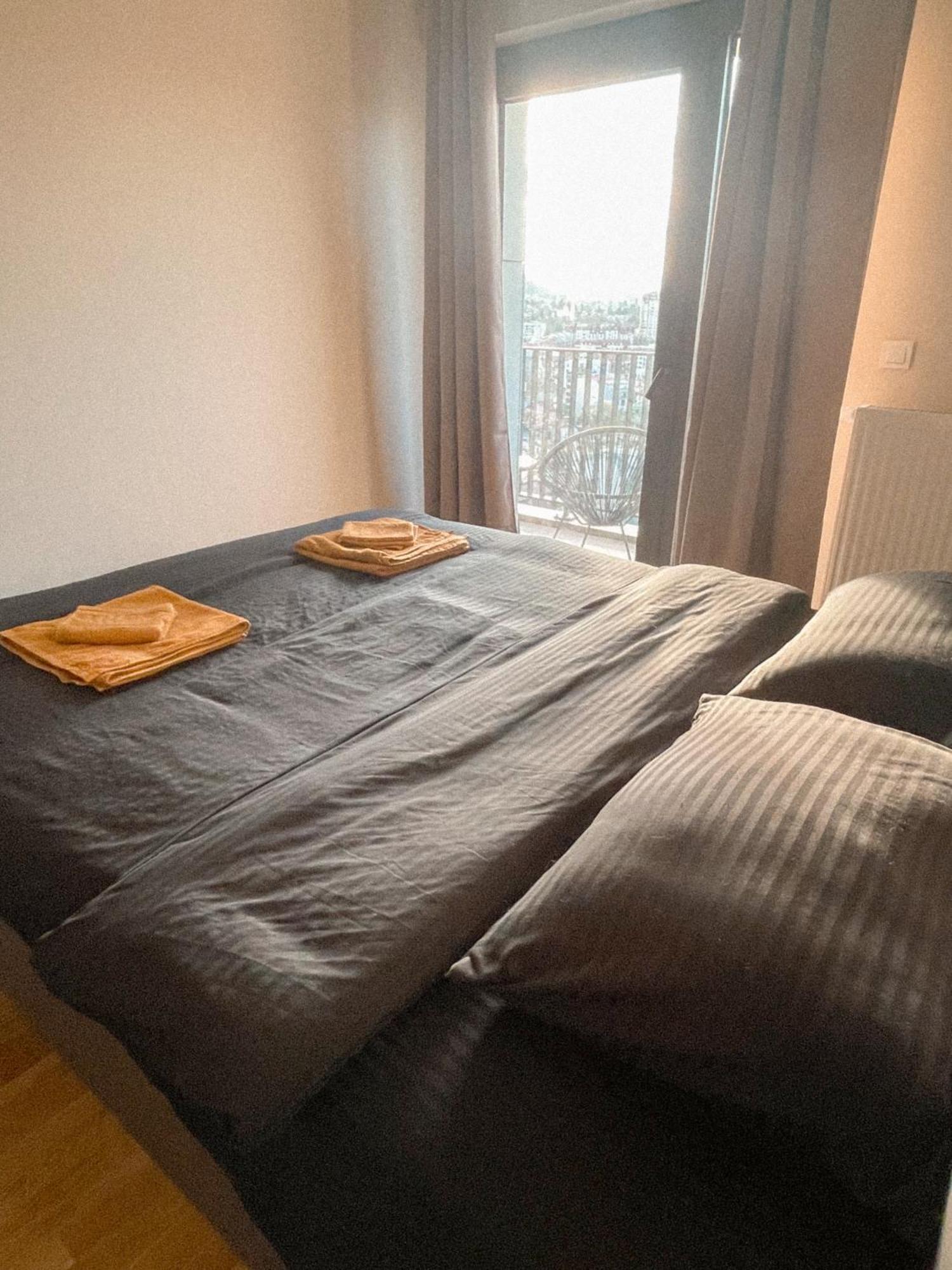 180° View In Diamond Building Apartment