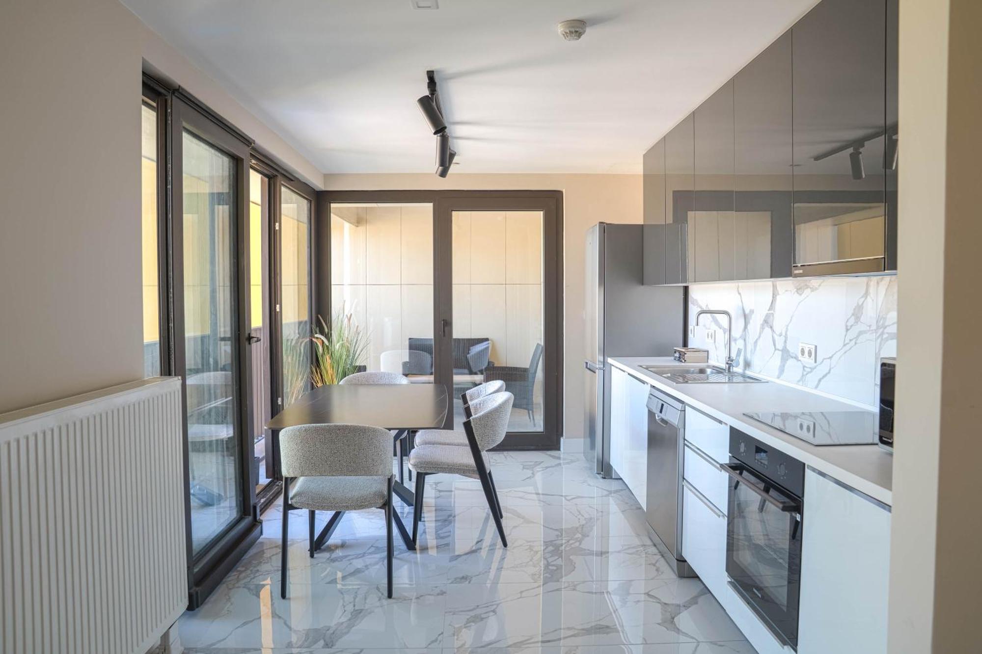 180° View In Diamond Building *
