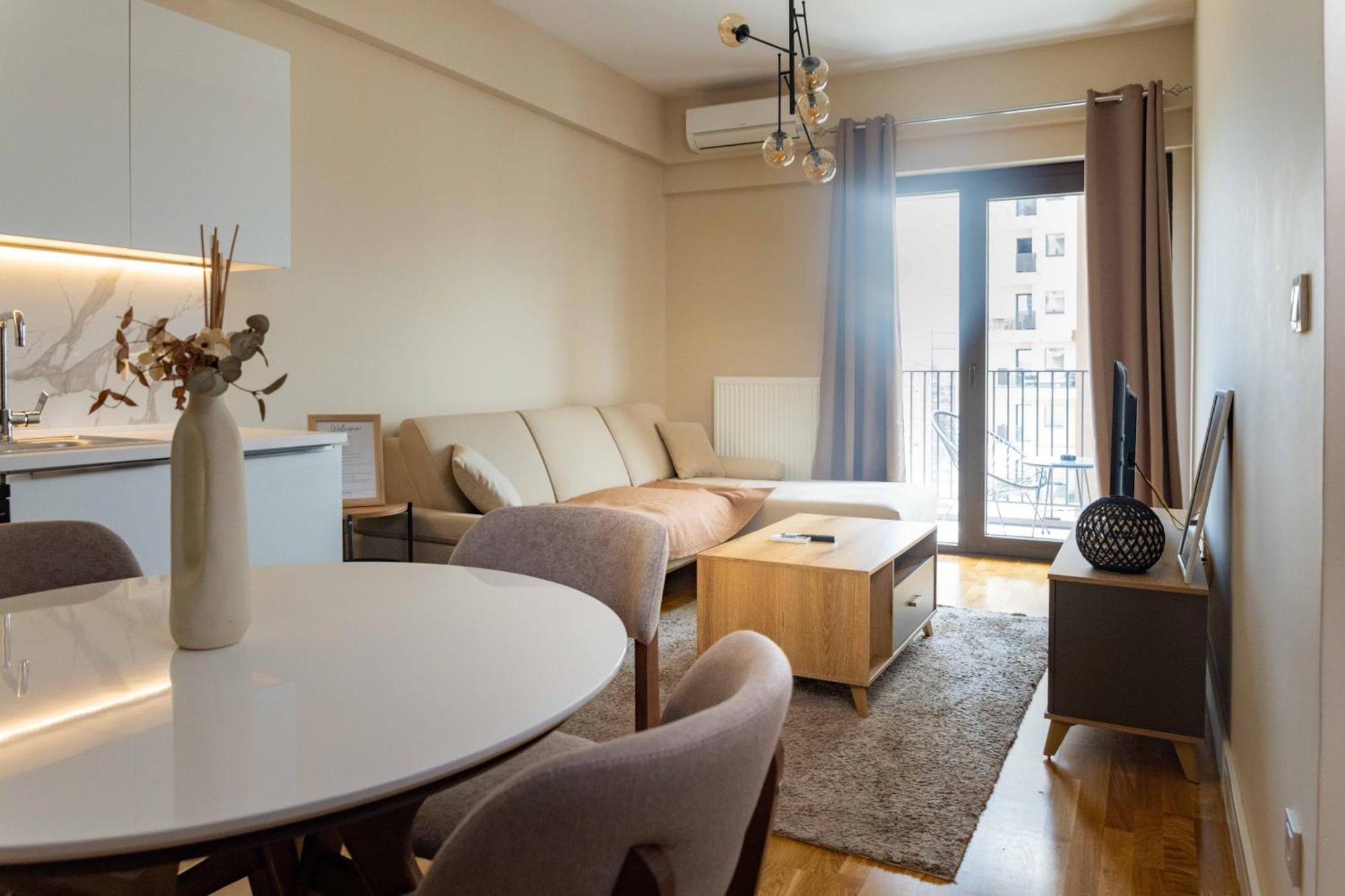 180° View In Diamond Building Apartment *